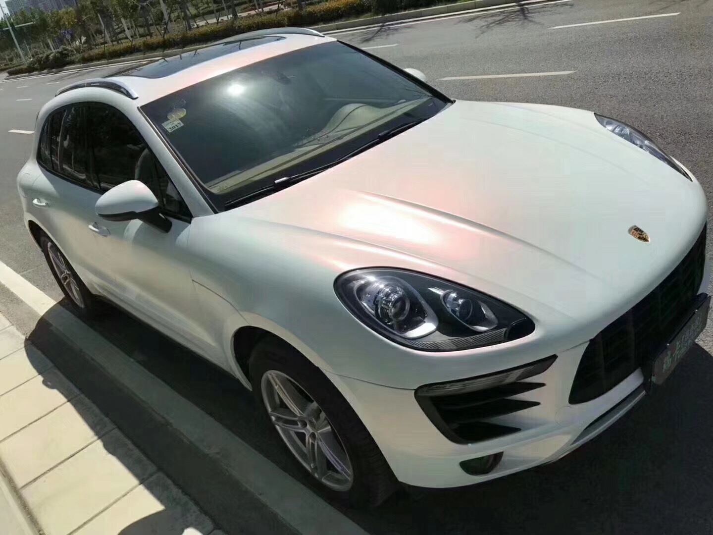 电光白变红