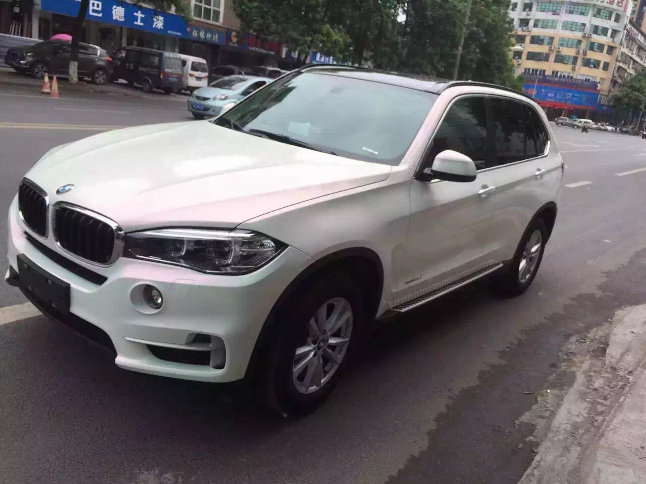 亮面白变红